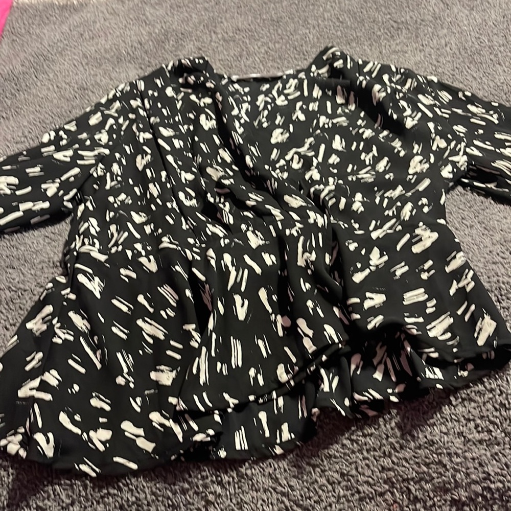 ASTR The Label Black & White Abstract Print Peplum Blouse
